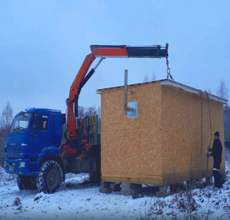  Перевозка деревянной бытовки в саду