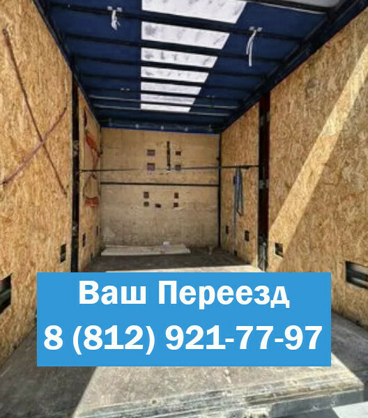 Газель перед загрузкой вещей во время домашнего переезда 