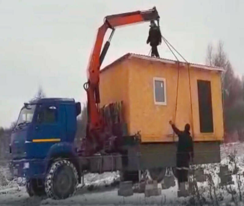 Перевозка дома на машине с манипулятором