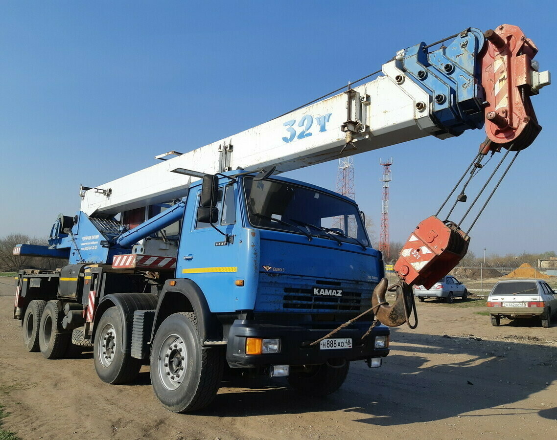Автокран 32 тонны для подъёма и перемещения грузов.